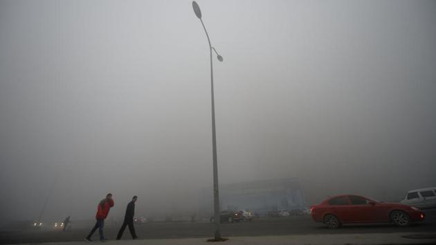 People walk in heavy smog during a polluted day in Jinan, Shandong province. (Reuters photo) People walk in heavy smog during a polluted day in Jinan, Shandong province. (Reuters photo)