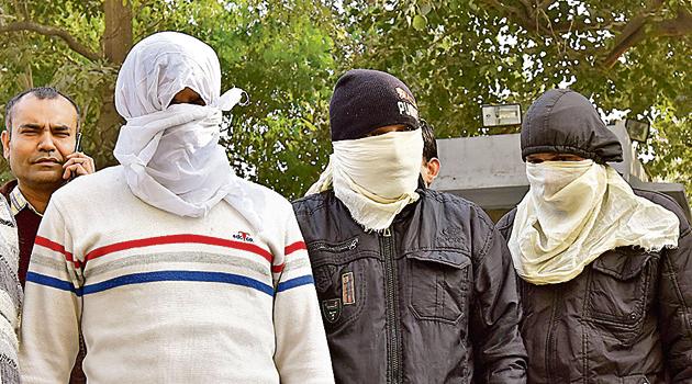 The gang had recently extorted R15 lakh in scrapped R1,000 and R500 banknotes from a clerk posted at ESI Hospital in Rohini after trapping him with one of their women members. (Sanjeev Verma/Hindustan Times) The gang had recently extorted R15 lakh in scrapped R1,000 and R500 banknotes from a clerk posted at ESI Hospital in Rohini after trapping him with one of their women members. (Sanjeev Verma/Hindustan Times)