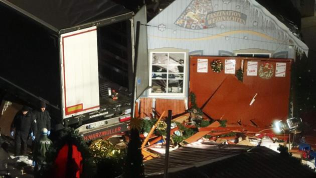 Police investigators inspect a truck that ploughed through a crowd of a Christmas market in the west of Berlin on December 20. (REUTERS)