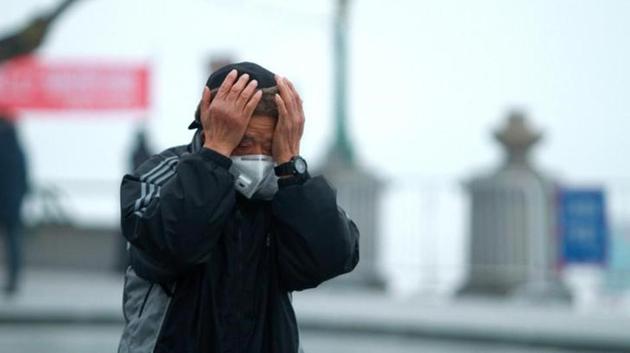 A man ventures out wearing a mask in Harbin, Heilongjiang province. (Reuters photo) A man ventures out wearing a mask in Harbin, Heilongjiang province. (Reuters photo)