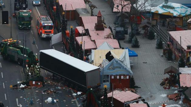 A truck is towed away as forensic experts examine the scene after a truck crashed into a Christmas market in Berlin.(AFP photo)