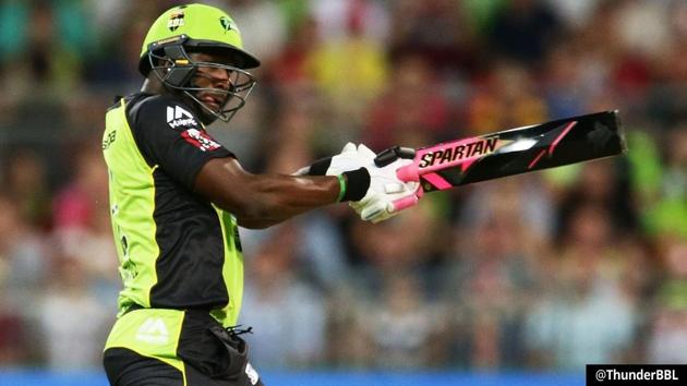 Andre Russell used a black bat in the opening game of the 2016 Big Bash League between Sydney Thunder and Sydney Sixers.(Hindustan Times)