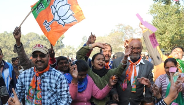 BJP workers cheer up as the party sweeps Chandigarh Municipal Corporation polls(HT Photo)