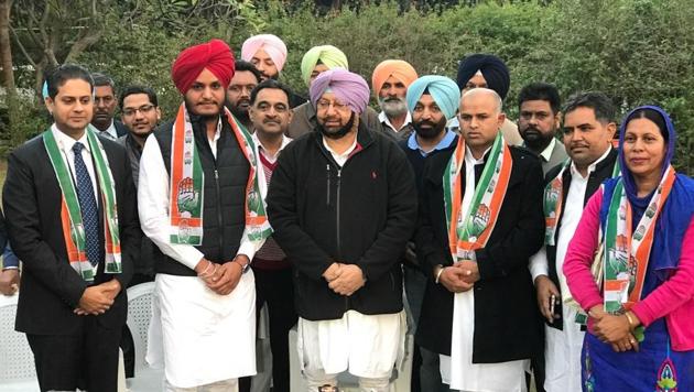 Davinder Gubaya (red turban) with PPCC Chief Captain Amarinder Singh in New Delhi on Wednesday. (HT Photo) Davinder Gubaya (red turban) with PPCC Chief Captain Amarinder Singh in New Delhi on Wednesday. (HT Photo)