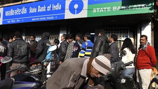 People queue outside a State Bank of India branch in Mayur Vihar in New Delhi. (Sushil Kumar/HT Photo) People queue outside a State Bank of India branch in Mayur Vihar in New Delhi. (Sushil Kumar/HT Photo)