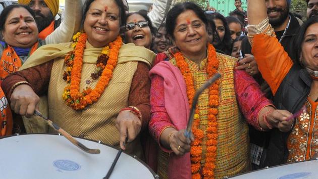 BJP women candidate in a jubilant mood after winning the MC election on Tuesday.(Keshav Singh/HT photo)