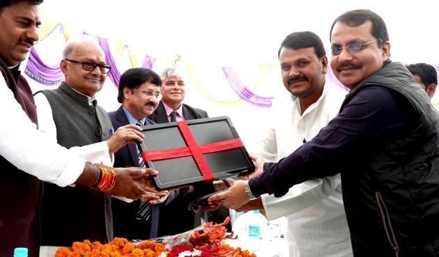 Finance minister Jayant Malaiya on Tuesday dedicated first digital ‘cashless’ village Badhjhiri, 25 kms from Bhopal, to the public. Malaiya presented computer to the Sarpanch of the Gram Panchayat Finance minister Jayant Malaiya on Tuesday dedicated first digital ‘cashless’ village Badhjhiri, 25 kms from Bhopal, to the public. Malaiya presented computer to the Sarpanch of the Gram Panchayat