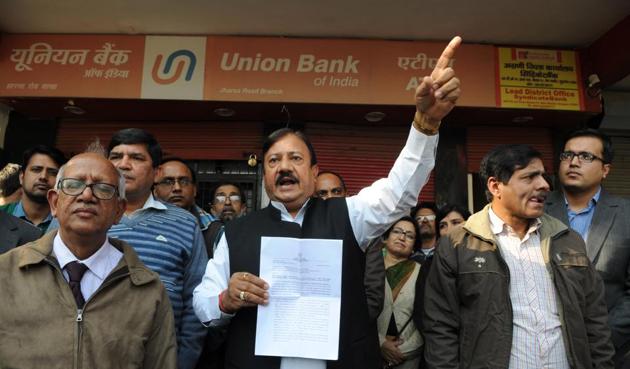 Members of All India Bank Officers’ Confederation protested outside the lead district manager’s office in Gurgaon on Wednesday.(Parveen Kumar/HT Photo) Members of All India Bank Officers’ Confederation protested outside the lead district manager’s office in Gurgaon on Wednesday.(Parveen Kumar/HT Photo)