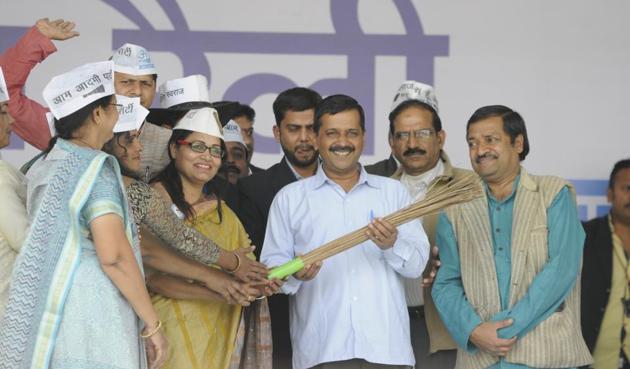 AAP workers presenting broom to Delhi chief minister Arvind Kejriwal during Parivartan rally organised at Chhola Dussehra ground in Bhopal on Tuesday. (Mujeeb Faruqui/HT photo) AAP workers presenting broom to Delhi chief minister Arvind Kejriwal during Parivartan rally organised at Chhola Dussehra ground in Bhopal on Tuesday. (Mujeeb Faruqui/HT photo)
