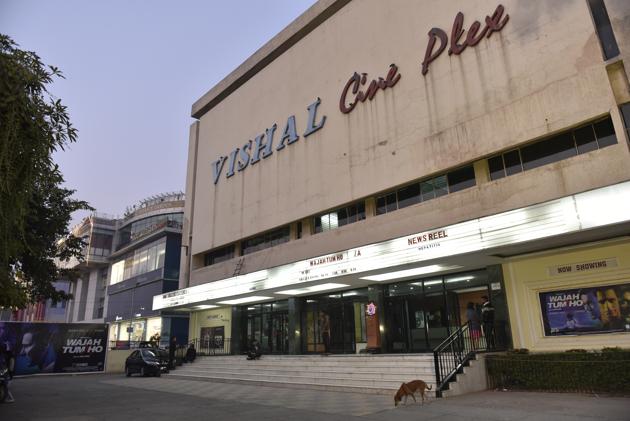 Vishal Cinema in Rajouri Garden. Till the 1970s, Delhi had over 65 single-screen theatres. The numbers have shrunk drastically and around 25 cinema halls have shut shop.(HT File Photo)