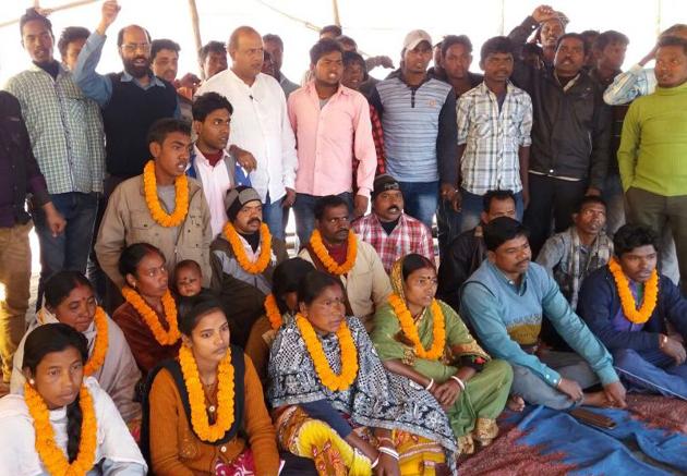 Displaced persons on an indefinite fast at the Maithon Power plant gate in Dhanbad on Wednesday. (Bijay/HT Photo.) Displaced persons on an indefinite fast at the Maithon Power plant gate in Dhanbad on Wednesday. (Bijay/HT Photo.)