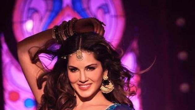 Sunny Leone Sizzles In Laila Main Laila From Raees Bollywood Hindustan Times