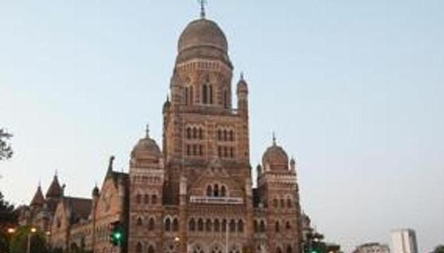 With one eye on the civic polls, the standing committee members of the Brihanmumbai Municipal Corporation (BMC), led by chairman and Shiv Sena corporator Yashodhar Phanse, approved 71 expenditure proposals amounting to around Rs1,000 crore within 40 minutes on Wednesday.(HT)