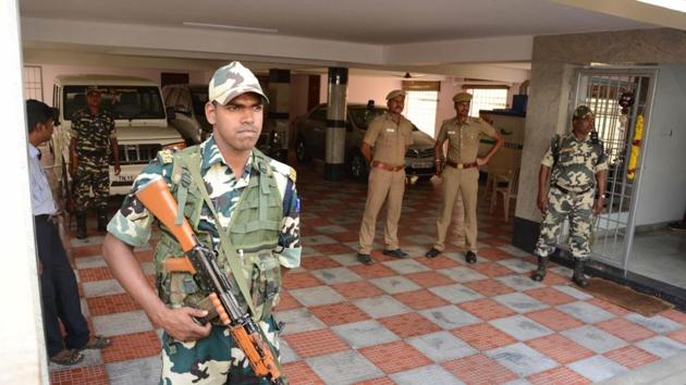 Security forces stand guard as income tax officials raid the home of Tamil Nadu chief secretary in Chennai on Wednesday. (V Srinivasulu/HT Photo) Security forces stand guard as income tax officials raid the home of Tamil Nadu chief secretary in Chennai on Wednesday. (V Srinivasulu/HT Photo)