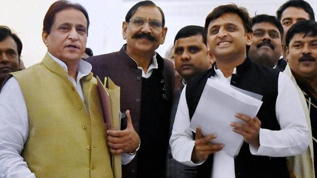 Uttar Pradesh chief minister Akhilesh Yadav on his way to attend state assembly session in Lucknow on Wednesday, Dec. 21, 2016. (PTI) Uttar Pradesh chief minister Akhilesh Yadav on his way to attend state assembly session in Lucknow on Wednesday, Dec. 21, 2016. (PTI)