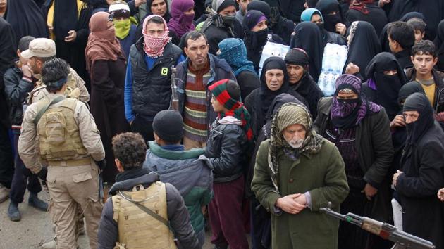 Displaced Iraqis from Mosul, who are fleeing Islamic State militants, gather to receive aid.(Reuters photo) Displaced Iraqis from Mosul, who are fleeing Islamic State militants, gather to receive aid.(Reuters photo)