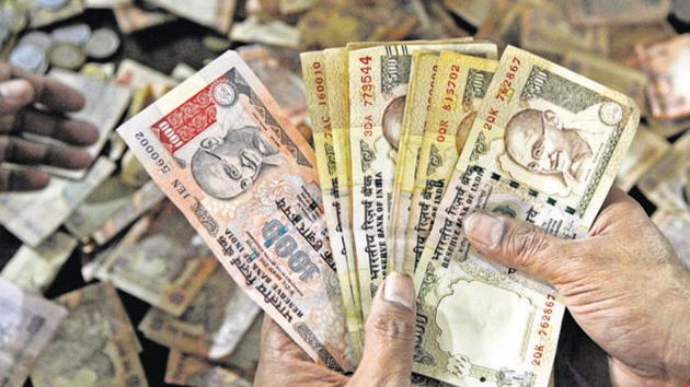 Priests at a temple in Noida, UP, seen checking Rs 500 and Rs 1000 notes in the donation box.(Sunil Ghosh / HT File Photo) Priests at a temple in Noida, UP, seen checking Rs 500 and Rs 1000 notes in the donation box.(Sunil Ghosh / HT File Photo)