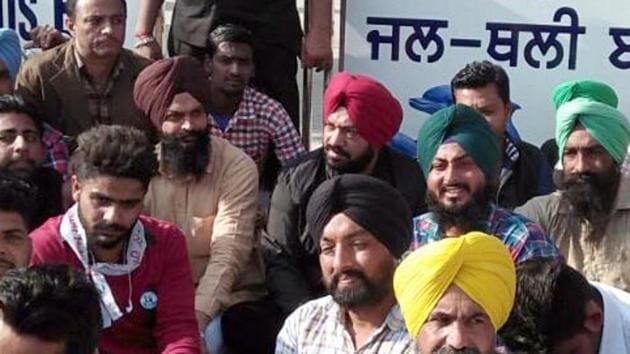 Aam Aadmi Party workers staging a dharna outside the Harike lake gate in Tarn Taran on Wednesday.(HT Photo) Aam Aadmi Party workers staging a dharna outside the Harike lake gate in Tarn Taran on Wednesday.(HT Photo)