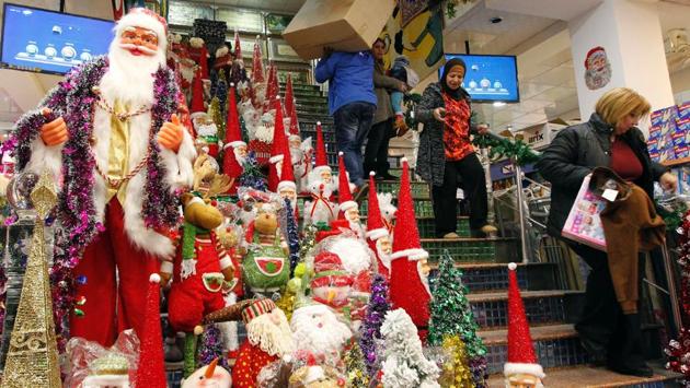 Iraqis shop for Christmas in Baghdad's Karrada district. (AFP photo)