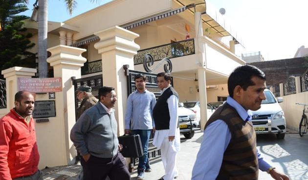 Income Tax sleuths conduct a raid at the residence of BJP senior leader Sushil Vaswani in Bhopal on Tuesday. (Chandresh Mathur/ HT photo) Income Tax sleuths conduct a raid at the residence of BJP senior leader Sushil Vaswani in Bhopal on Tuesday. (Chandresh Mathur/ HT photo)