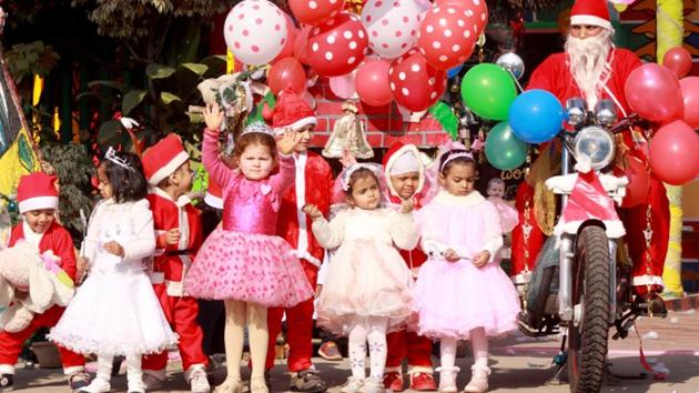 Tiny tots celebrating Christmas in Ludhiana on Thursday. (HT Photo)