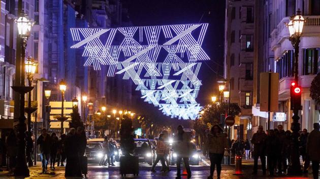 People walk around the Espolon promenade decorated with Christmas lights in Burgos, Spain. (AFP photo)