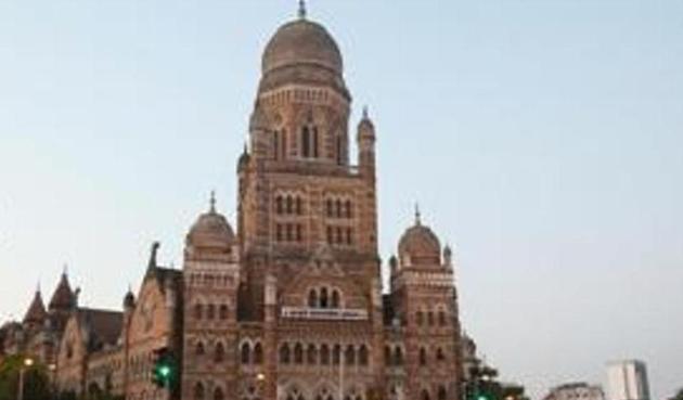 The BMC launched a mobile application last year allowing citizens to complain about potholes from June 1.(HT File Photo)