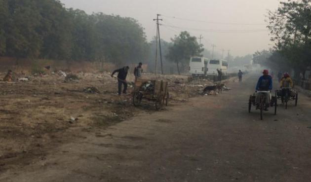 Led by the Chief Executive Officer Deepak Agarwal, all top officials of the Noida authority were out on streets since 7am on Friday morning to clean the city. (HT Photo) Led by the Chief Executive Officer Deepak Agarwal, all top officials of the Noida authority were out on streets since 7am on Friday morning to clean the city. (HT Photo)