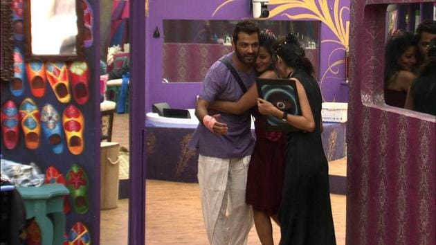 Mona and Manu have shared a god equation on Bigg Boss but Mona’s boyfriend Vikrant is not quite happy about the friendship.(Colors) Mona and Manu have shared a god equation on Bigg Boss but Mona’s boyfriend Vikrant is not quite happy about the friendship.(Colors)