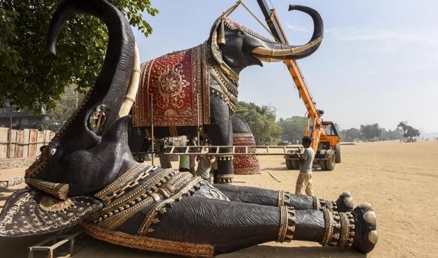 Preparations for the PM’s visit go on at Girgaum chowpatty on Tuesday.(Kunal Patil/HT Photo)