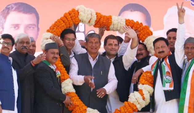 Congress national vice-president Rahul Gandhi with Uttarakhand chief minister Harish Rawat at a rally in Almora on Friday.(Rajeev Kala/HT Photo)