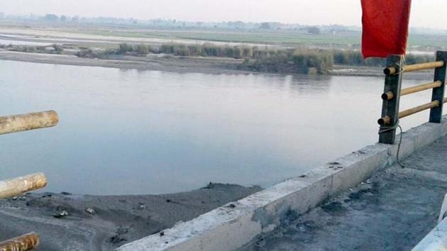 The incomplete bridge over the Sutlej that was inaugurated by Praneet Kaur Kairon at Patti in Tarn Taran.(HT Photo) The incomplete bridge over the Sutlej that was inaugurated by Praneet Kaur Kairon at Patti in Tarn Taran.(HT Photo)