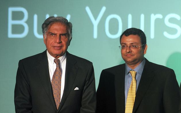 Ratan Tata (L) and Cyrus Mistry pose during a function in Mumbai.(AFP) Ratan Tata (L) and Cyrus Mistry pose during a function in Mumbai.(AFP)