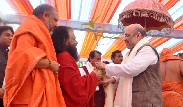 Parmarth Niketan's Chidanand Muni presents a sapling to BJP national president Amit Shah during a function to inaugurate Kailash Hospital in Dehradun on Friday.(Vinay Santosh Kumar/HT Photo)