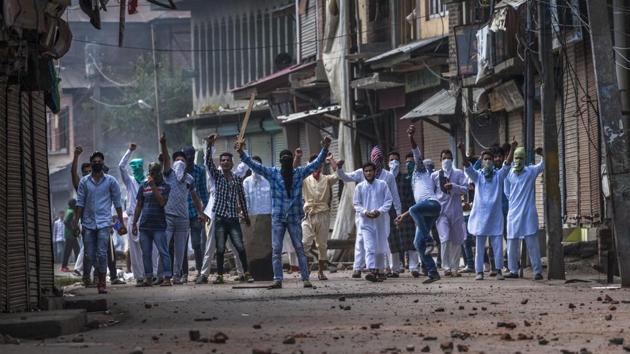 In this photo taken on September 13, 2016, protesters shout slogans and throw stones during clashes with police during a curfew in the Batamloo area of Srinagar. (AFP File Photo) In this photo taken on September 13, 2016, protesters shout slogans and throw stones during clashes with police during a curfew in the Batamloo area of Srinagar. (AFP File Photo)