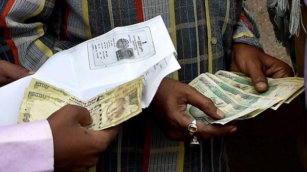People wait outside Reserve Bank to change their old currency notes in Kolkata.(PTI Photo)