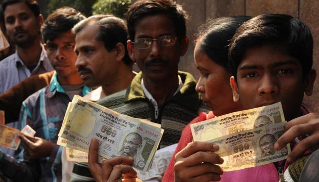 Men stand in queue with old 500 Rs notes in front of the RBI office in Kolkata after demonetisation.(Subhankar Chakraborty/HT PHOTO)