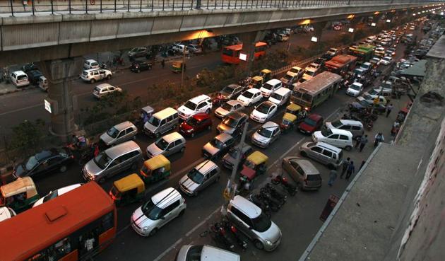 The resident bodies and traders associations feel that the government’s suggestion to provide proof of available parking space for registration of a new vehicle may help in reducing the parking chaos.(Raj K Raj/HT File) The resident bodies and traders associations feel that the government’s suggestion to provide proof of available parking space for registration of a new vehicle may help in reducing the parking chaos.(Raj K Raj/HT File)