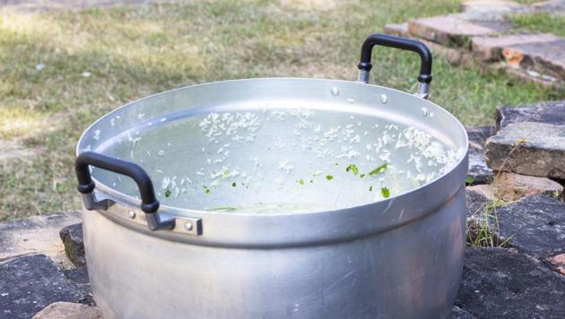 A 5-year-old boy died after falling in a vessel of hot sambar in Telangana.(Representative image/Shutterstock) A 5-year-old boy died after falling in a vessel of hot sambar in Telangana.(Representative image/Shutterstock)