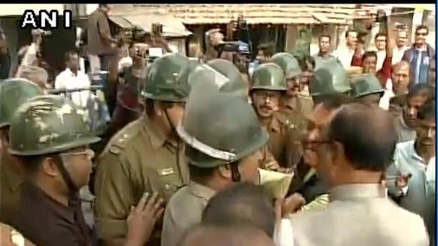 The BJP delegation comprising party MPs Jagdambika Pal, Satpal Singh, state president Dilip Ghosh and its national secretary Rahul Sinha along with supporters was stopped at Ekabbarapur Road, about one kilometre away from the spot in Dhulagarh where the clashes had taken place a few days (ANI on Twitter) The BJP delegation comprising party MPs Jagdambika Pal, Satpal Singh, state president Dilip Ghosh and its national secretary Rahul Sinha along with supporters was stopped at Ekabbarapur Road, about one kilometre away from the spot in Dhulagarh where the clashes had taken place a few days (ANI on Twitter)