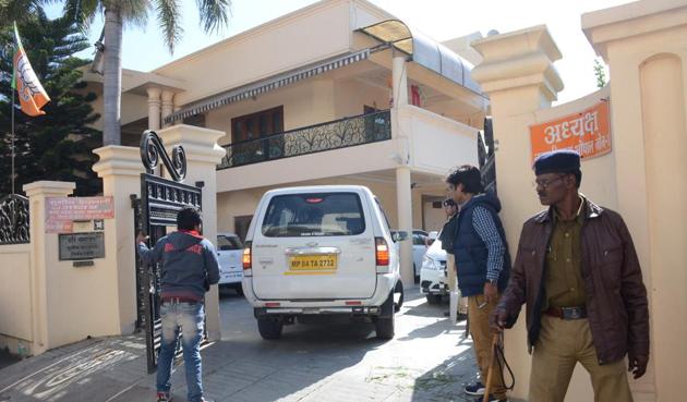 Police personnel at the residence of BJP leader Sushil Vaswani. The BJP leader has many facets to his life story, the rags-to-riches rise being just one of them. (HT photo) Police personnel at the residence of BJP leader Sushil Vaswani. The BJP leader has many facets to his life story, the rags-to-riches rise being just one of them. (HT photo)
