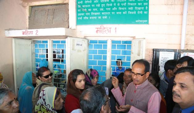 Chief minister Shivraj Singh Chouhan inspects the registration process at Hamidia hospital in Bhopal on Friday.(HT photo) Chief minister Shivraj Singh Chouhan inspects the registration process at Hamidia hospital in Bhopal on Friday.(HT photo)