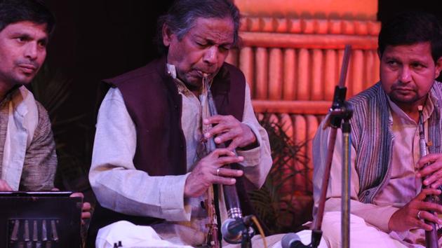 Krishna Ram Chaudhary performing during the 141st Harivallabh Sangeet Sammelan in Jalandhar on Friday.(Pardeep Pandit/HT Photo)