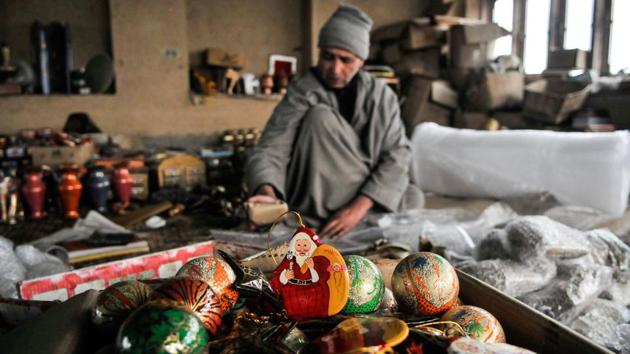 A Kashmiri artisan packs Christmas decorations to be exported.(Waseem Andrabi/HT Photo)