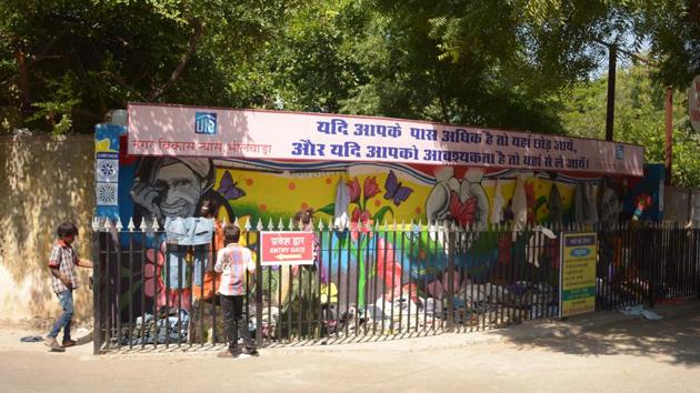 Four colourful walls of kindness have come up in the small textile town of Bhilwara in Rajasthan within a few months.(HT Photo)
