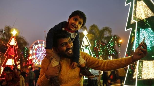 People enjoying on Christmas Eve at Select City Walk mall, Saket in New Delhi. (Sanchit Khanna/HT Photo) People enjoying on Christmas Eve at Select City Walk mall, Saket in New Delhi. (Sanchit Khanna/HT Photo)