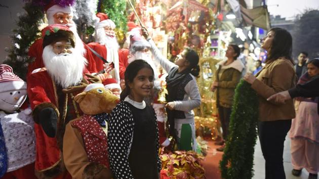People visit Khan Market on Christmas eve to shop. (Saumya Khandelwal/HT Photo) People visit Khan Market on Christmas eve to shop. (Saumya Khandelwal/HT Photo)
