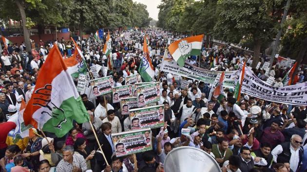 Referring to the new plastic waste management rules notified by the environment ministry, the petitioners said these hoardings were “no better if not worse” than plastic carry-bags against which a notification prescribing proper disposal has been issued. (Sanjeev Verma/HT File photo) Referring to the new plastic waste management rules notified by the environment ministry, the petitioners said these hoardings were “no better if not worse” than plastic carry-bags against which a notification prescribing proper disposal has been issued. (Sanjeev Verma/HT File photo)