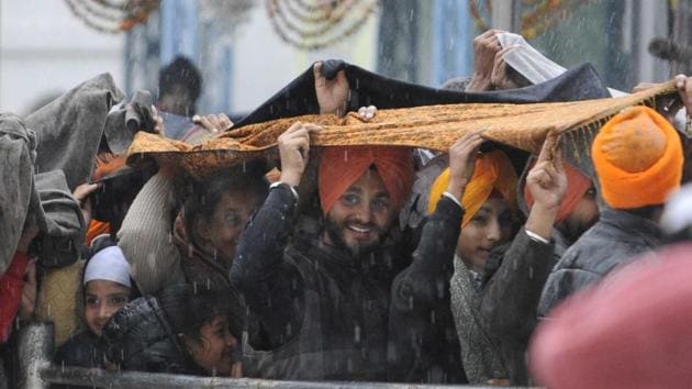 Devotees outside Gurdwara Fatehgarh Sahib on the occasion of the annual Shaheedi Jor Mela on Sunday in Fatehgarh Sahib town.(Bharat Bhushan/HT Photo) Devotees outside Gurdwara Fatehgarh Sahib on the occasion of the annual Shaheedi Jor Mela on Sunday in Fatehgarh Sahib town.(Bharat Bhushan/HT Photo)