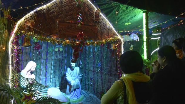 People gather infront of a Nativity scene in Ghaziabad. (Sakib Ali/HT Photo) People gather infront of a Nativity scene in Ghaziabad. (Sakib Ali/HT Photo)
